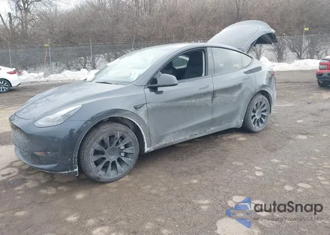 2024 Tesla Model Y Long Range Single Motor Rear-Wheel Drive/Rwd z USA, uszkodzony, nr VIN 7SAYGDED2RF027820